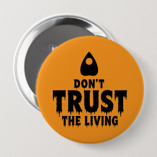 Vertraue nicht dem lebenden lustigen Halloween Oui Button