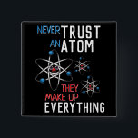 Vertraue niemals dem Atom Make Up All Science Button<br><div class="desc">Trauen Sie niemals einem Atom,  sie machen alles aus. Dieses lustige rote,  weiße und blaue Design ist großartig für Wissenschaftler,  Chemiker,  Lehrer und alle anderen Wissenschaftsliebhaber in Ihrem Leben.</div>