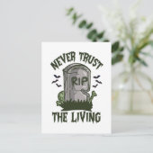 Vertraue niemals den lebendigen, lustigen Spooky Z Postkarte (Stehend Vorderseite)