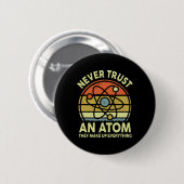 Vertraue niemals einem Atom Lustige Physik Witze W Button (Vorne & Hinten)