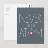 Vertraue niemals einem Atom Postkarte (Vorne/Hinten)