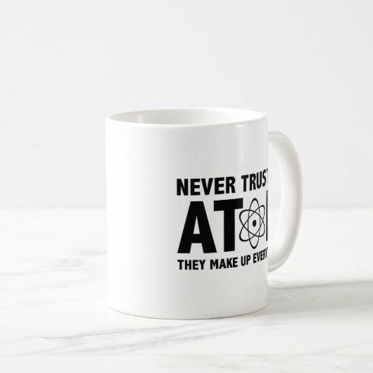 Vertraue niemals einem Atom. Sie machen alles aus. Kaffeetasse (VorderseiteRechts)