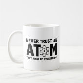 Vertraue niemals einem Atom. Sie machen alles aus. Kaffeetasse (Links)