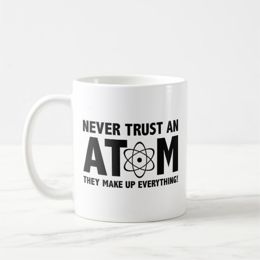 Vertraue niemals einem Atom. Sie machen alles aus. Kaffeetasse (Links)