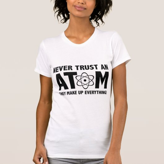 Vertraue niemals einem Atom. Sie machen alles aus. T-Shirt (Vorderseite)
