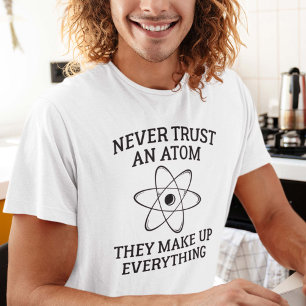 Vertraue niemals einem Atom T-Shirt