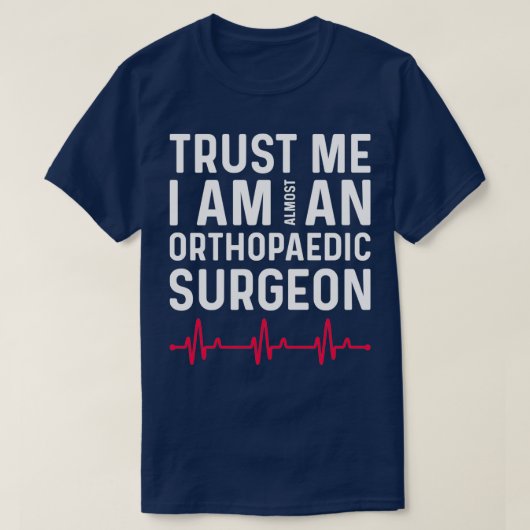 Vertrauen, dass ich fast ein orthopädischer Chirur T-Shirt (Design vorne)