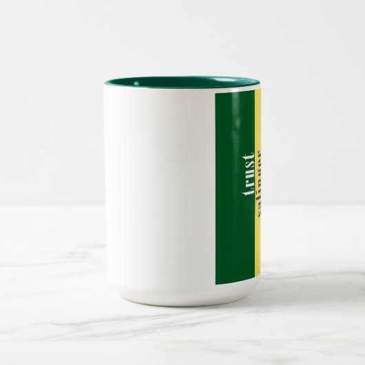 "Vertrauen J.D. Salinger implizit " Zweifarbige Tasse (Mittel)