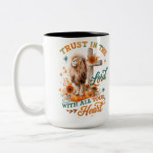 Vertrauen Sie auf den Herrn.. Zweifarbige Tasse (Links)