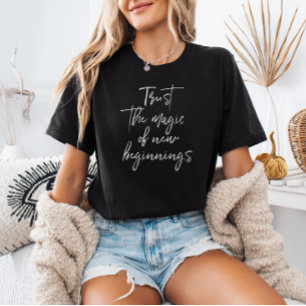 Vertrauen Sie auf die Magie des neuen Beginnskript T-Shirt
