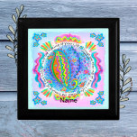 Vertrauen Sie auf die Timing-Geschenkboxen Erinnerungskiste<br><div class="desc">Vertrauen Sie auf die Zeitplanung Ihrer Geschenkboxen,  namensbezogene Geschenke,  Gelassenheit Bekleidung von ArtMuvz Illustration. Matching Meditation T - Shirt,  Inspiration Geschenke.o personalisieren Sie Ihren Namen oder fügen Sie Text stattdessen. Passen Sie diese Geschenkboxen an,  um sie einzigartig zu machen oder als personalisiertes Geschenk zu geben</div>