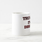 Vertrauen Sie, dass ich ich EIN DIREKTOR bin Kaffeetasse (Mittel)