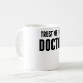 Vertrauen Sie, dass ich ich ein Doktor bin Kaffeetasse (Vorderseite Links)