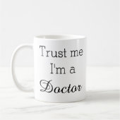 Vertrauen Sie, dass ich ich ein Doktor Mug bin Kaffeetasse (Links)