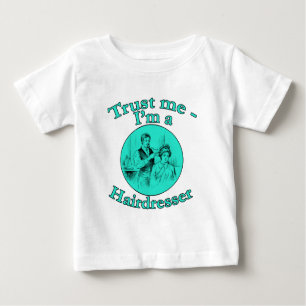 Vertrauen Sie, dass ich ich ein Friseur-Produkte Baby T-shirt