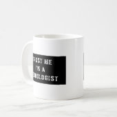 Vertrauen Sie, dass ich ich ein Neurologe bin Kaffeetasse (Vorderseite Links)