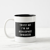 Vertrauen Sie, dass ich ich ein Raumfahrtingenieur Zweifarbige Tasse (Links)