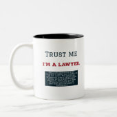 Vertrauen Sie, dass ich ich ein Rechtsanwalt bin Zweifarbige Tasse (Links)