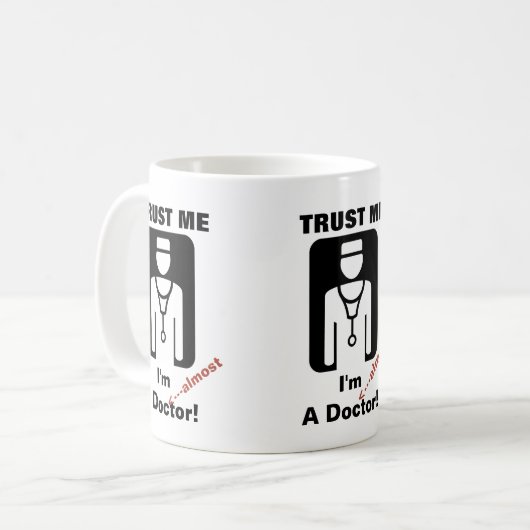 Vertrauen Sie, dass ich ich fast ein Doktor bin Kaffeetasse (Vorderseite Links)
