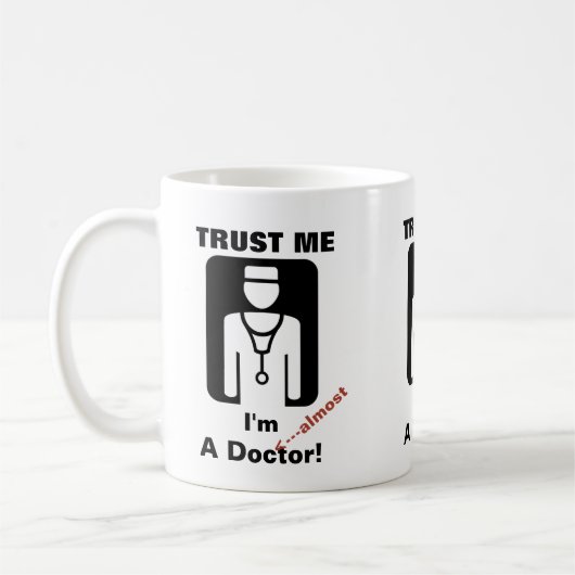Vertrauen Sie, dass ich ich fast ein Doktor bin Kaffeetasse (Links)