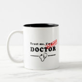 Vertrauen Sie, dass ich ich fast ein Doktor bin Zweifarbige Tasse (Links)