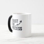 Vertrauen Sie dem Prozess | Motivierend Morphing-T Verwandlungstasse (Vorderseite Links)