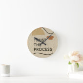 Vertrauen Sie dem Prozess Runde Wanduhr (Zuhause)