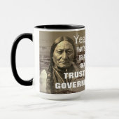 Vertrauen Sie der Regierung Poster verwundete Knie Tasse (Links)