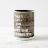 Vertrauen Sie der Regierung Poster verwundete Knie Tasse (Zentrum)