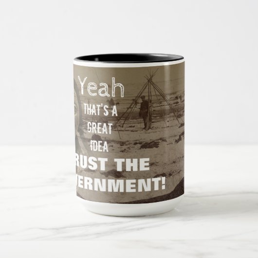 Vertrauen Sie der Regierung Poster verwundete Knie Tasse (Zentrum)