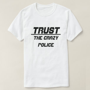 Vertrauen Sie der verrückten Polizei T-Shirt