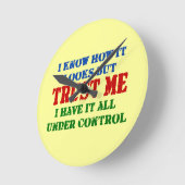 Vertrauen Sie mir -- Alle unter Kontrolle Runde Wanduhr (Winkel)