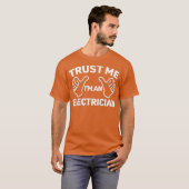Vertrauen Sie mir als Elektro-Premium T-Shirt (Vorne ganz)