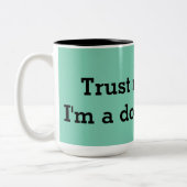 Vertrauen Sie mir, auch Zweifarbige Tasse (Links)