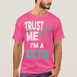 Vertrauen Sie mir, dass ich Arzt bin T-Shirt