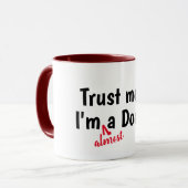 Vertrauen Sie mir, dass ich ein Arzt bin, der eine Tasse (Vorderseite Links)