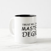 Vertrauen Sie mir, dass ich einen Master-Abschluss Zweifarbige Tasse (Vorderseite Links)