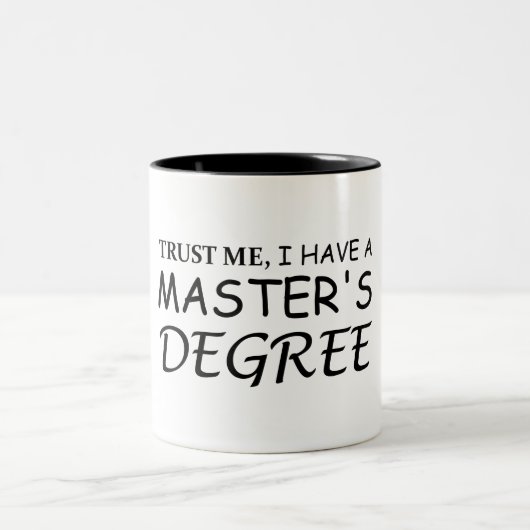 Vertrauen Sie mir, dass ich einen Master-Abschluss Zweifarbige Tasse (Mittel)