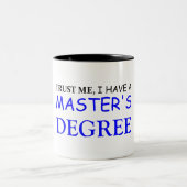 Vertrauen Sie mir, dass ich einen Masterabschluss Zweifarbige Tasse (Mittel)