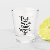 Vertrauen Sie mir, dass Sie Tequila tanzen können Schnapsglas (Vorderseite)