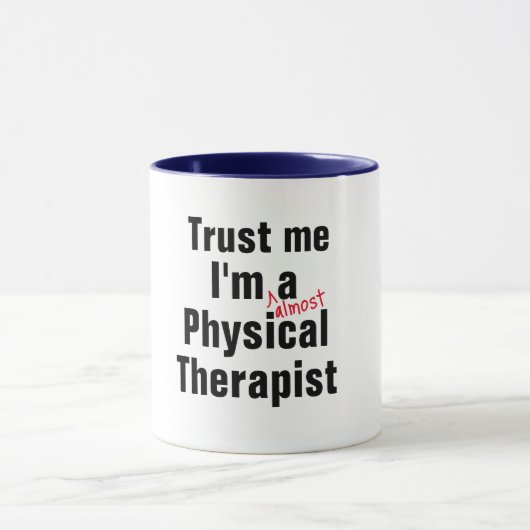 Vertrauen Sie mir fast Physiotherapeut Pun Funny b Tasse (Zentrum)