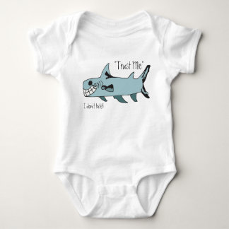 Vertrauen Sie mir. Ich beiße nicht Haifisch Baby Strampler