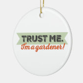 Vertrauen Sie mir. Ich bin ein Gärtner! Keramik Ornament (Links)