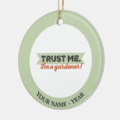 Vertrauen Sie mir. Ich bin ein Gärtner! Keramik Ornament (Links)