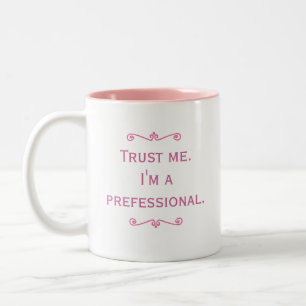 Vertrauen Sie mir. Ich bin ein Prefessional. Zweifarbige Tasse