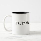 Vertrauen Sie mir. Ich bin ein Rechtsanwalt Zweifarbige Tasse (Links)