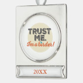 Vertrauen Sie mir. Ich bin ein Vogelbeobachter! Banner-Ornament Silber (Links)