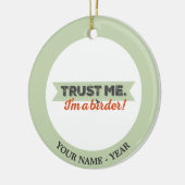 Vertrauen Sie mir. Ich bin ein Vogelbeobachter! Keramikornament (Links)