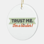 Vertrauen Sie mir. Ich bin ein Vogelbeobachter! Keramikornament (Links)