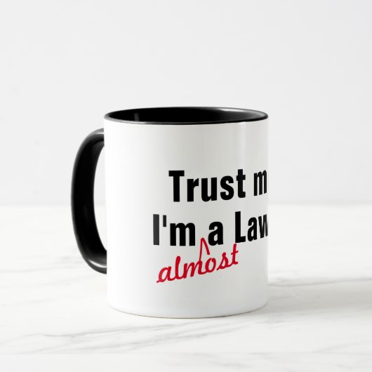 Vertrauen Sie mir, ich bin fast Rechtsanwalt Recht Tasse (Vorderseite Links)